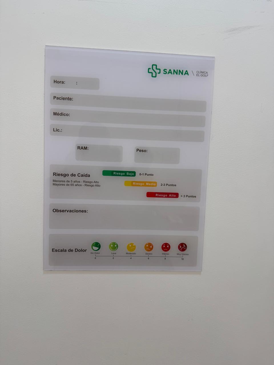 Pizarra analógica real en Box — SANNA Clínica El Golf (ya existe, no se usa)